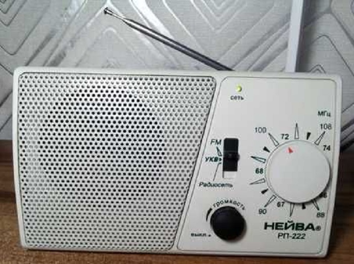 Проводное радио 3 программы Нейва РП-222 с УКВ и FM приёмником