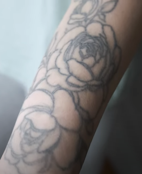 розы татуировка на руке у Маши Питиновой