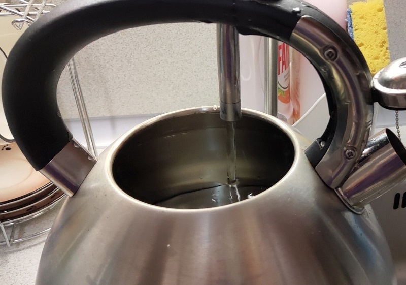 налить горячую воду из крана в чайник